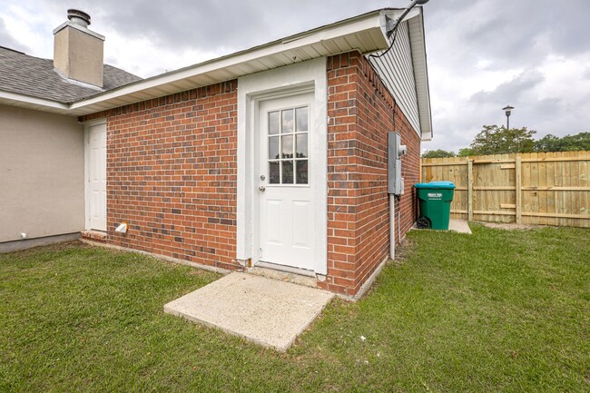 Building Photo - Freshly Renovated Rental Property