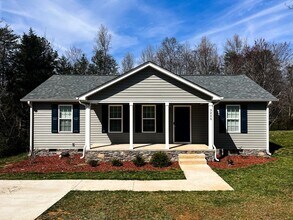 Building Photo - Winston Salem 3 Bedroom 2 Bathroom Ranch Style Home