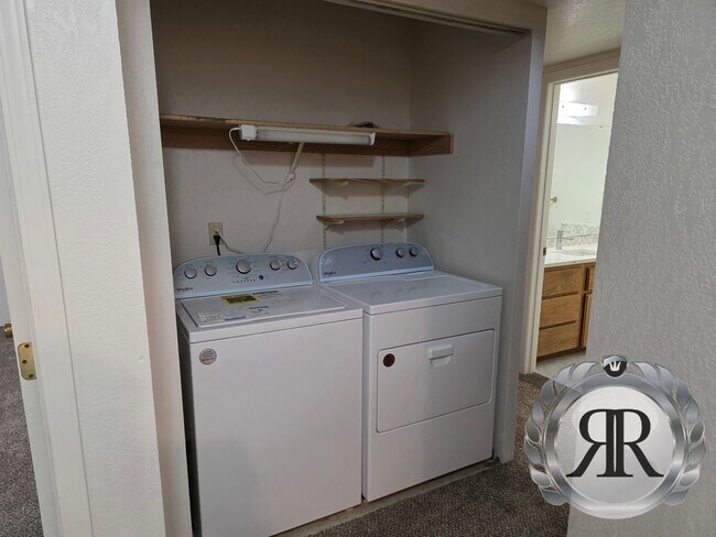 Building Photo - 2 Bedroom, 1 1/2 Bath, Updated!