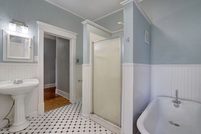 Building Photo - Large Historic Three (of four) Bedroom Apartment