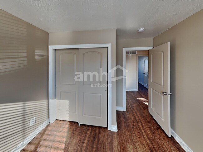 Building Photo - 934 E 490 N