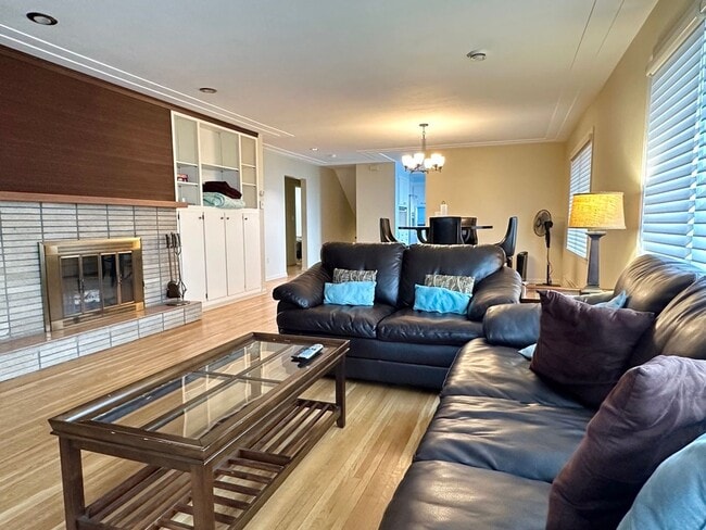 Building Photo - AVAILABLE AUG 19th - 4 BEDROOM 3 BATHROOM - GORGEOUS LAKE VIEWS