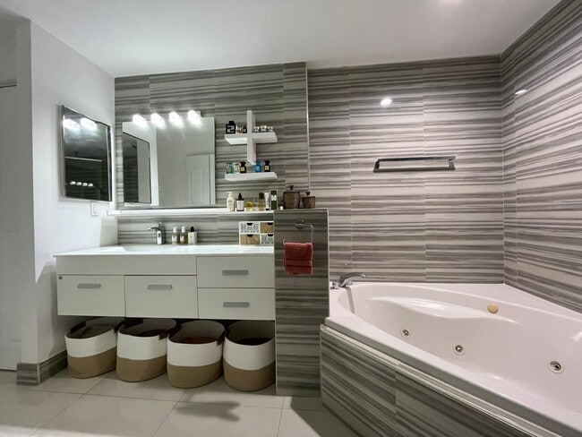 Building Photo - 7910 Harbor Island Dr