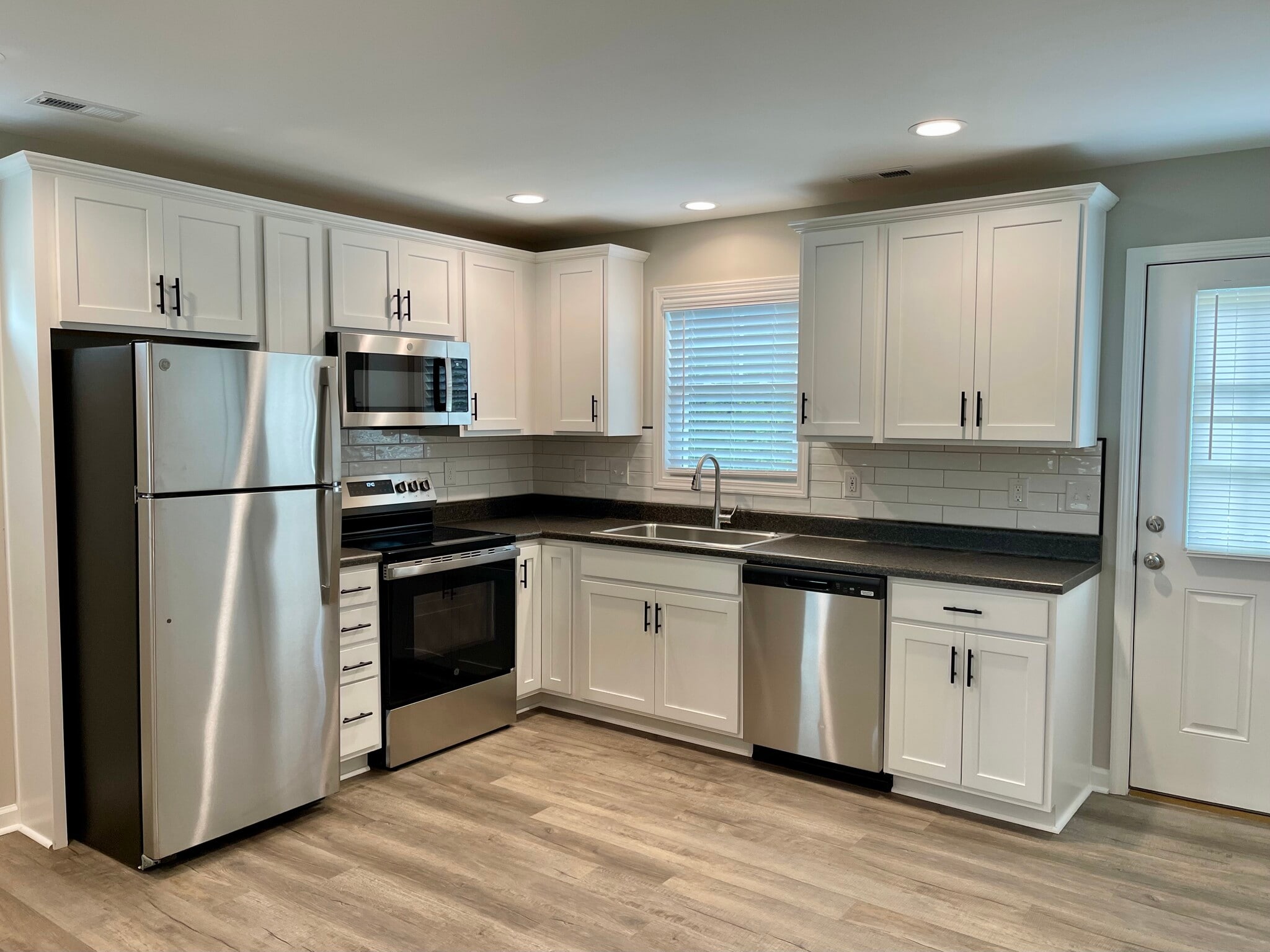 Well appointed kitchen w/multitude of cabinets/counter space - 2225 Kenwood Blvd SE