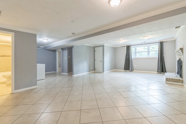 Building Photo - Pet Friendly Mid-Century Modern 4/Bedroom,...