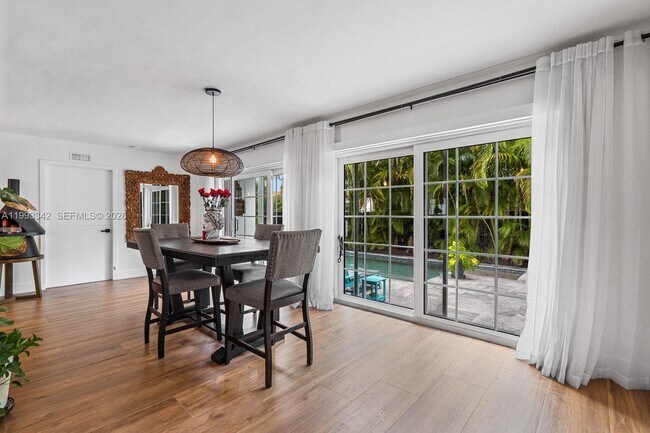 Building Photo - 9517 Bay Dr