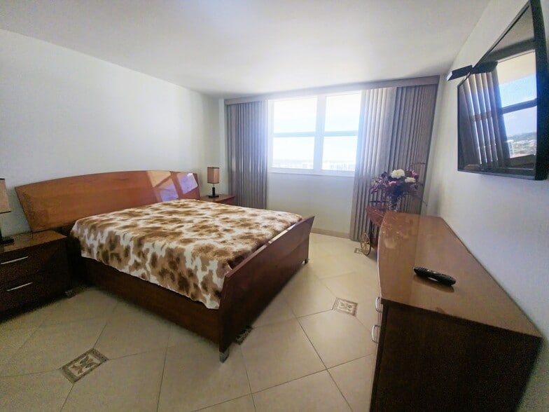 Building Photo - 1833 S Ocean Dr