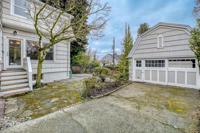 Building Photo - Capitol Hill Home