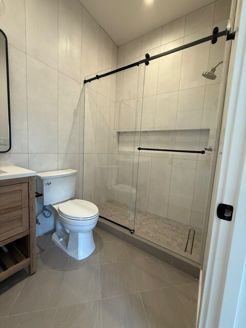 Large shower and niche - 1242 Mildred Ave