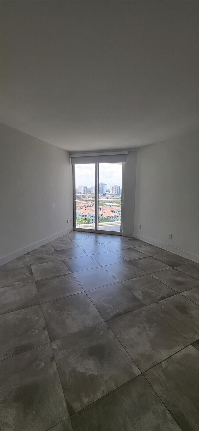 Building Photo - 2600 Island Blvd