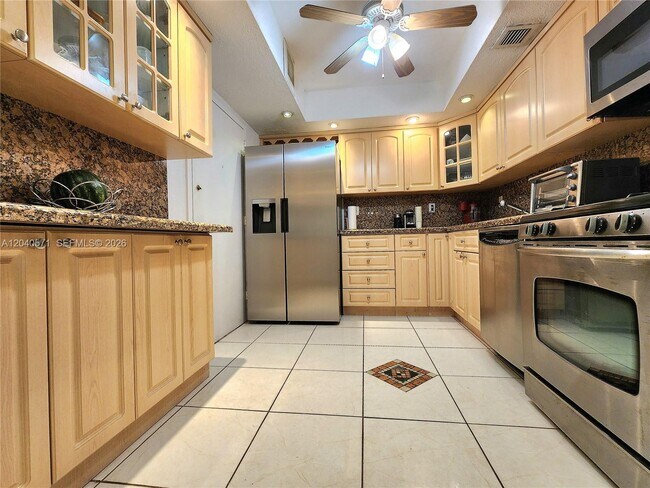 Building Photo - 2030 S Ocean Dr