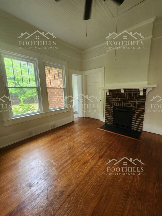 Building Photo - Newly Renovated 3-Bedroom Home Near Downto...