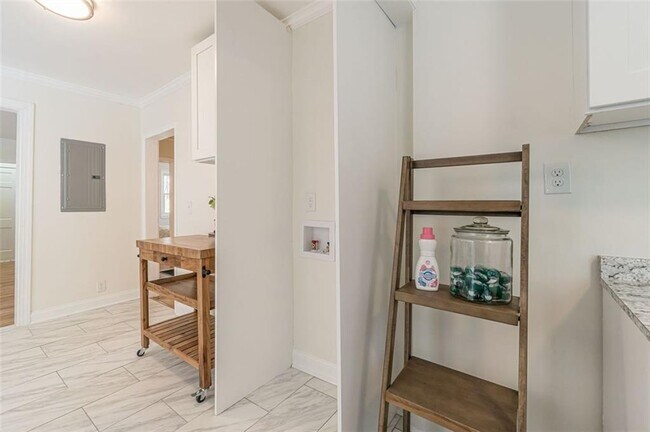 Building Photo - 1226 Thomas Rd