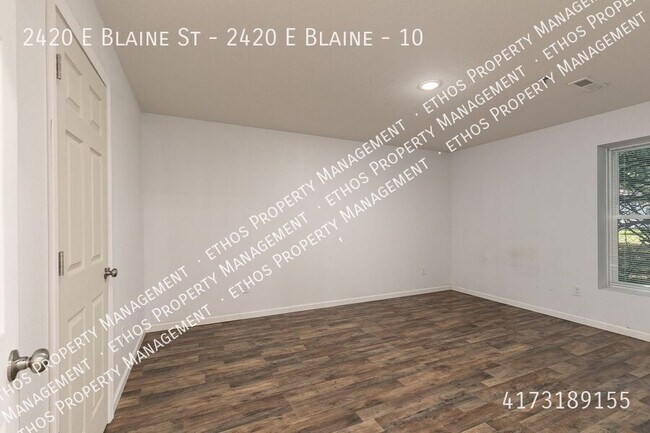 Building Photo - 2420 E Blaine St