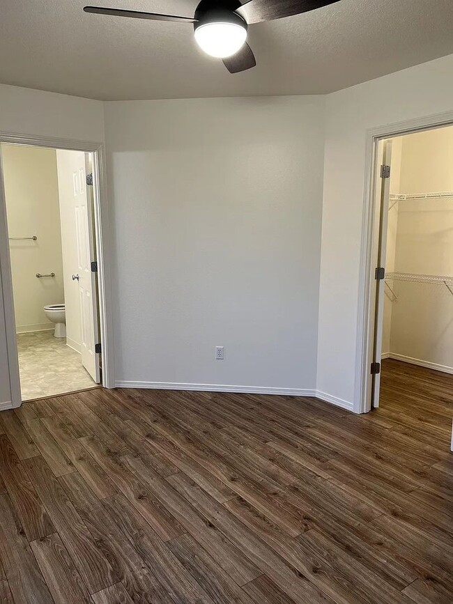 Building Photo - Enormous Tri-Level Townhome 2/2 w/Bonus Room Available Feb. 6th