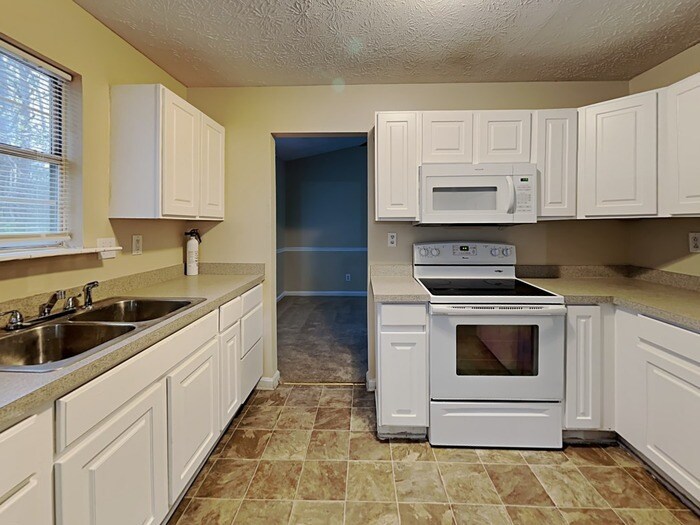 Building Photo - 6584 Rebecca Lou Ln