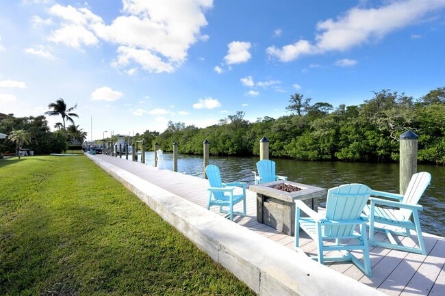 Building Photo - 8585 SE Palm St