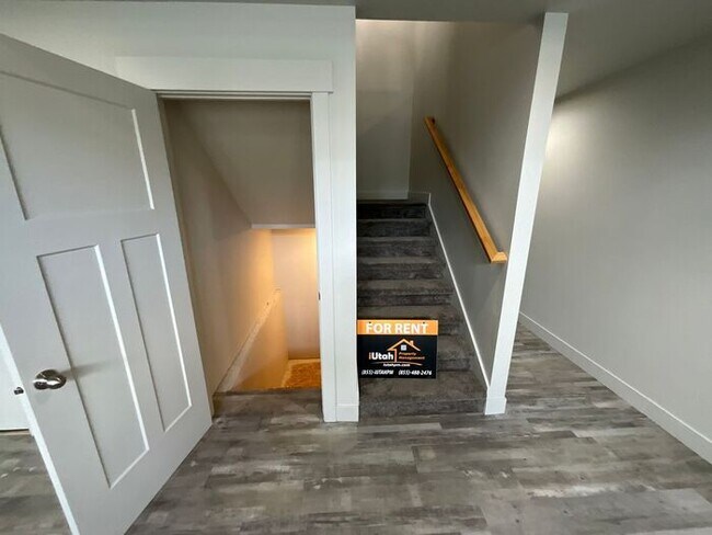 Building Photo - 3 bedroom 2 1/2 bath townhome