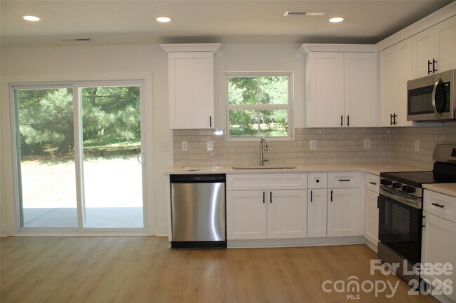 Building Photo - 562 W Park Ave