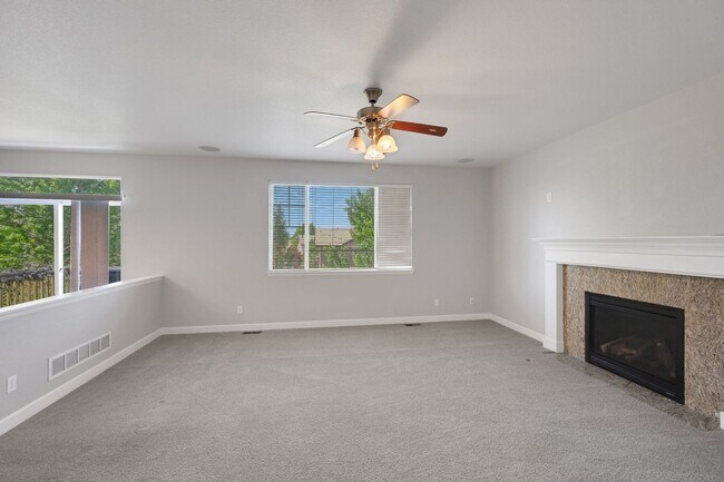 Building Photo - Spacious 5BR House in Aurora