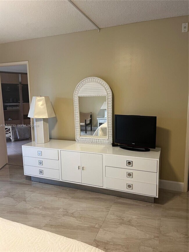 Building Photo - 2940 N Course Dr