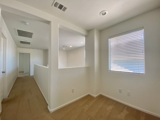 Building Photo - Nice two-story single family house with 3 bedrooms and 2 baths