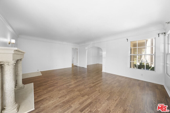 Building Photo - 1158 S Tremaine Ave