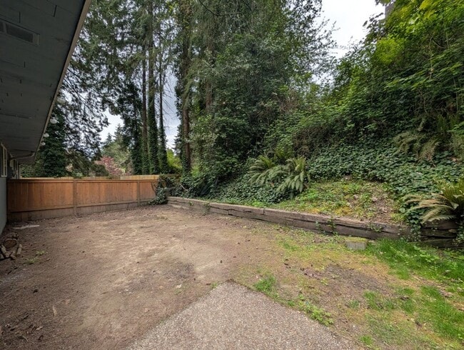 Building Photo - 2Bd/1.5Ba Shoreline Condo