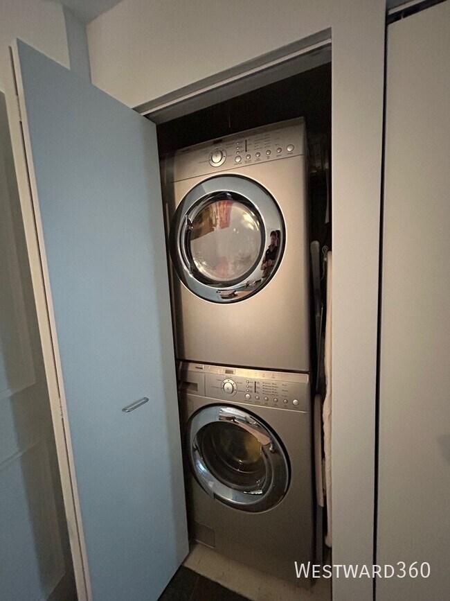 Building Photo - 1801 W Winnemac Ave