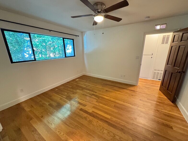 Building Photo - 625 N Hayworth Ave