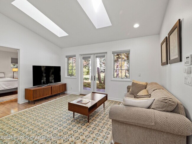 Building Photo - 715 Willoughby Way