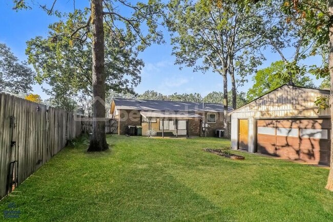 Building Photo - MOVE-IN READY! Great 3 Bed, 2 Bath Home in...