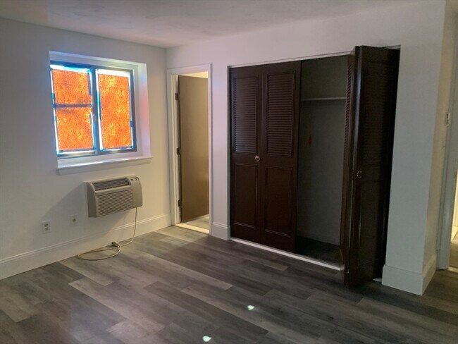 Building Photo - 33 Washington St