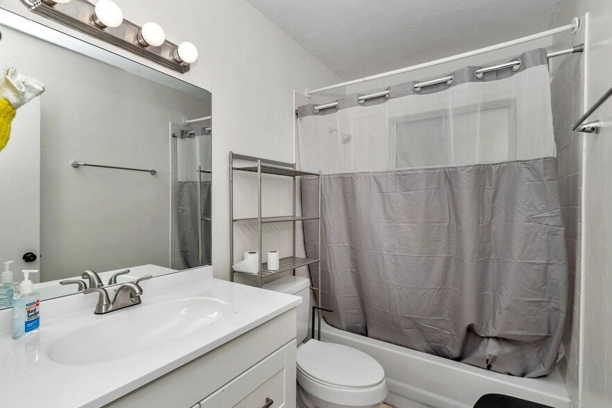 Building Photo - 1031 NE 39th Ct