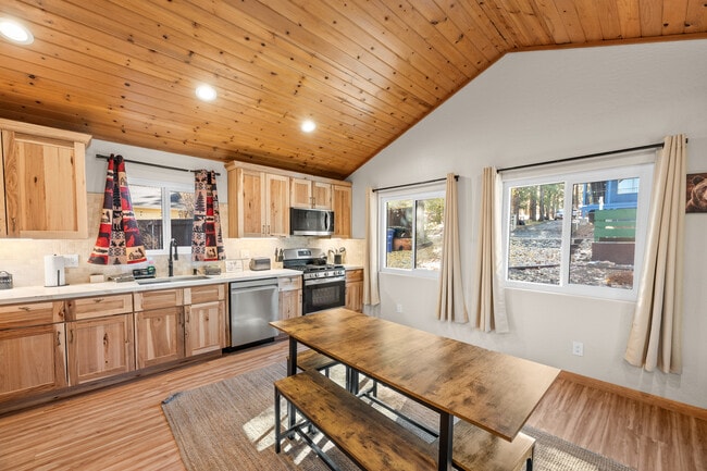 Building Photo - 1025 E Country Club Blvd