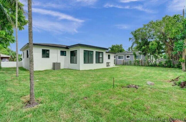 Building Photo - 2301 Alcazar Dr