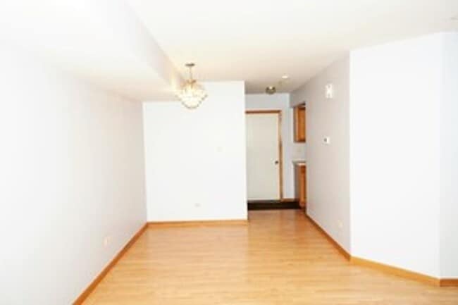 Building Photo - Beautiful 3 bedroom 2.5 Bathroom townhome