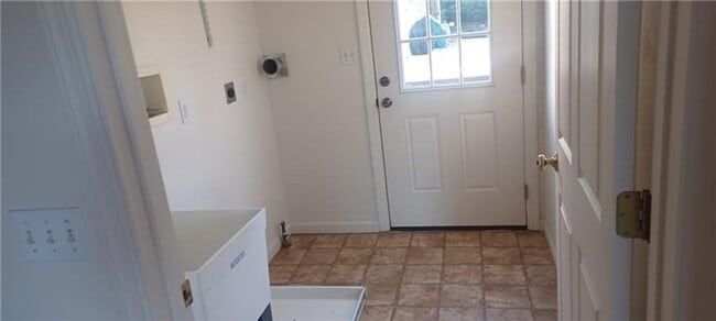 Building Photo - 4 bedroom 2.5 bath Home fo r rent Irwin, PA 15642