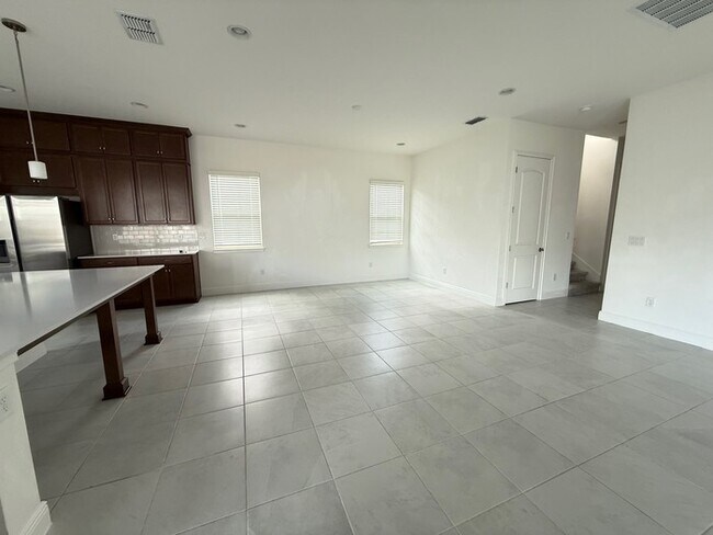 Building Photo - 5/4 spacious Saint Cloud Home