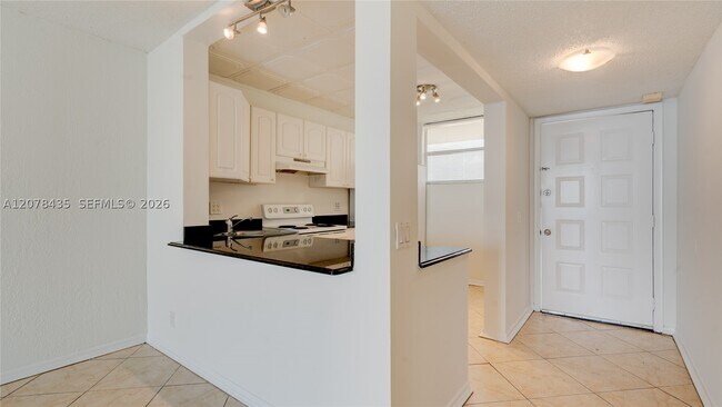 Building Photo - 114 Lake Emerald Dr