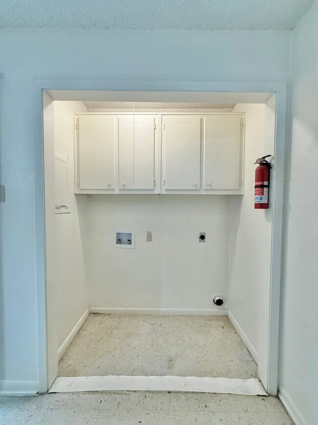 Building Photo - Available! 2 Bedroom 1 Bath Close to Everything! Longview, TX!