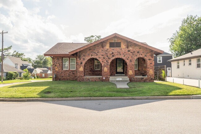 Building Photo - Midtown 3/2 with 2 Car Garage!