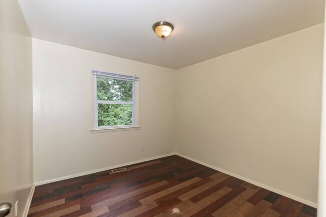 Building Photo - 817 S Plum St