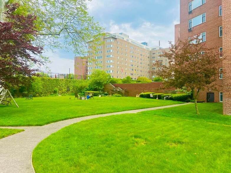 Building Photo - 11820 Edgewater Dr