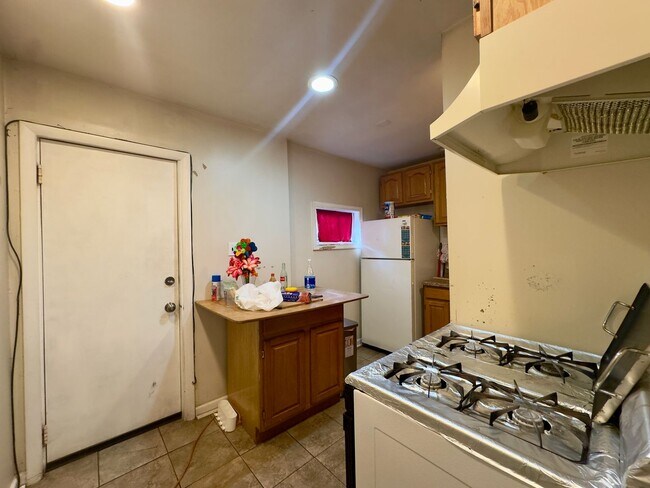 Building Photo - Charming 2 Bedroom/1.5 Bathroom Townhome in Highlandtown, MD!