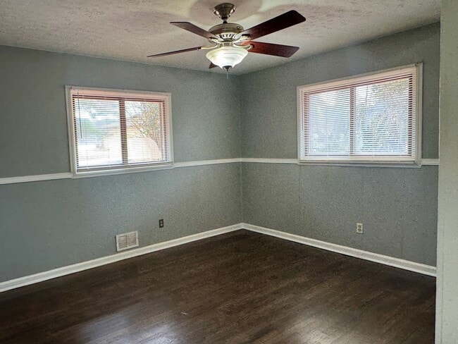 Building Photo - Convenient in Cobb!