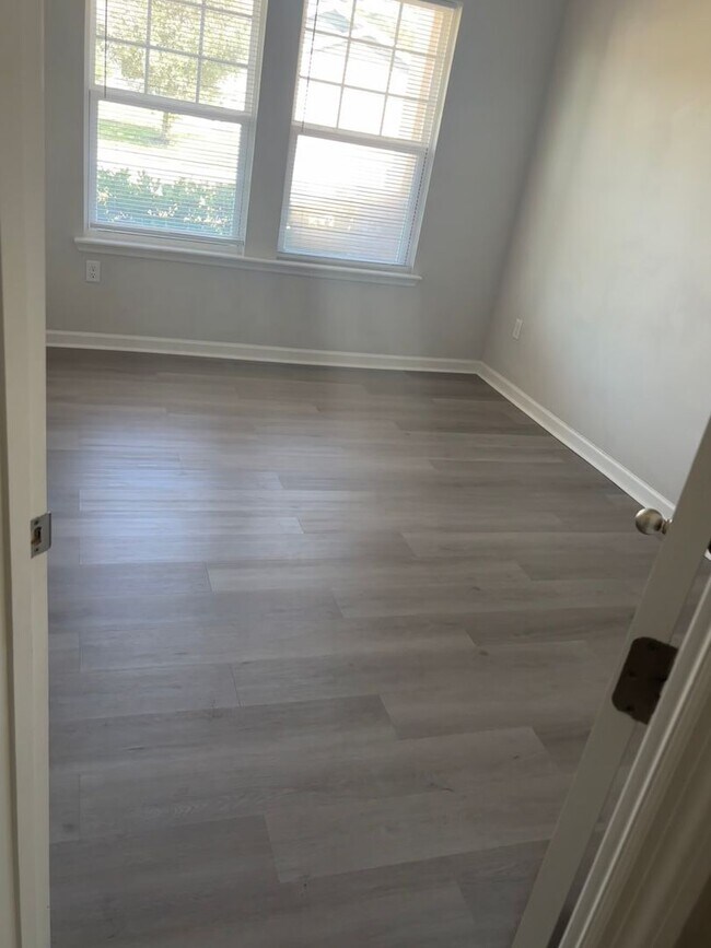 Building Photo - 4 Bedroom 3 Full Bath House in Convenient Location