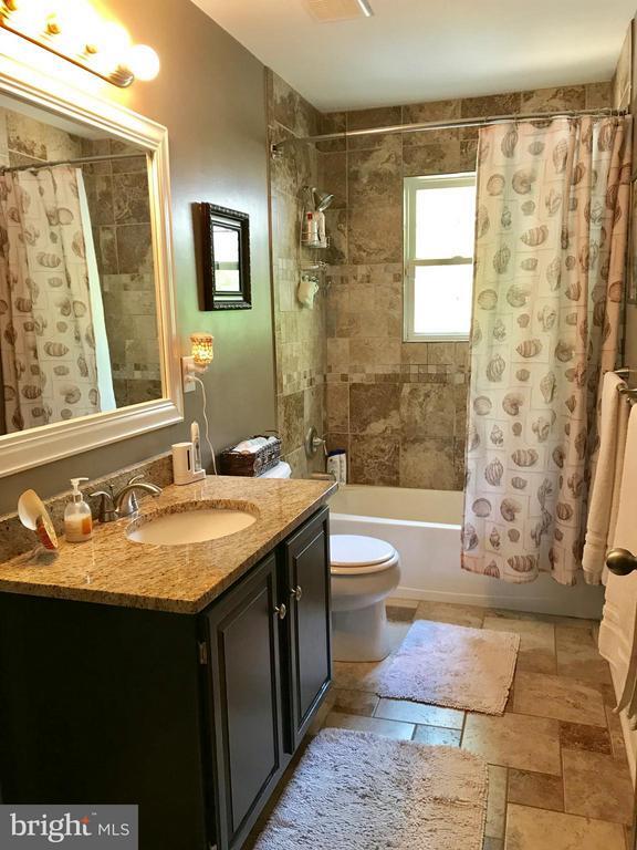 Building Photo - 8 Plumosa Dr