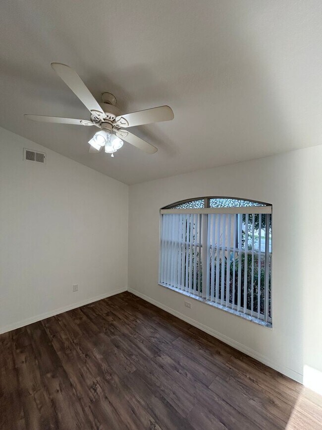 Building Photo - 10500 Lake Hasson Cir