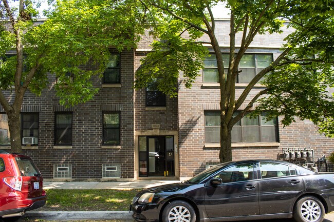 Building Photo - 3208 W Belle Plaine Ave
